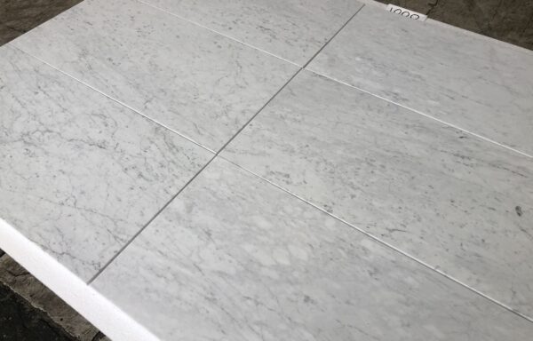 52 mq – Bianco Carrara cm 30,5 x 61 x 1 Rif.1000