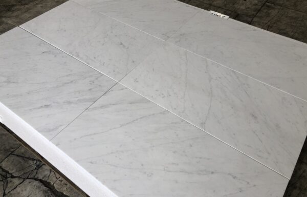 84,5 mq – Bianco Carrara C cm 30,5 x 61 x 1 Rif.1001