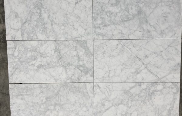 52 mq – Bianco Carrara Venatino cm 30,5 x 61 x 1 Rif.820